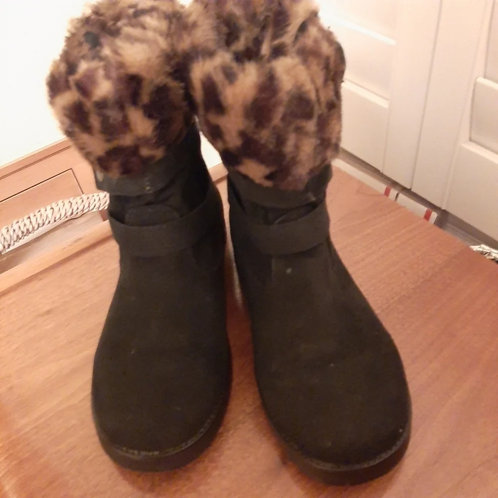 EUC G by GUESS ANKLE BOOTS. SUEDE UPPERS TRIMMED IN FAUX LEOPARD FUR.